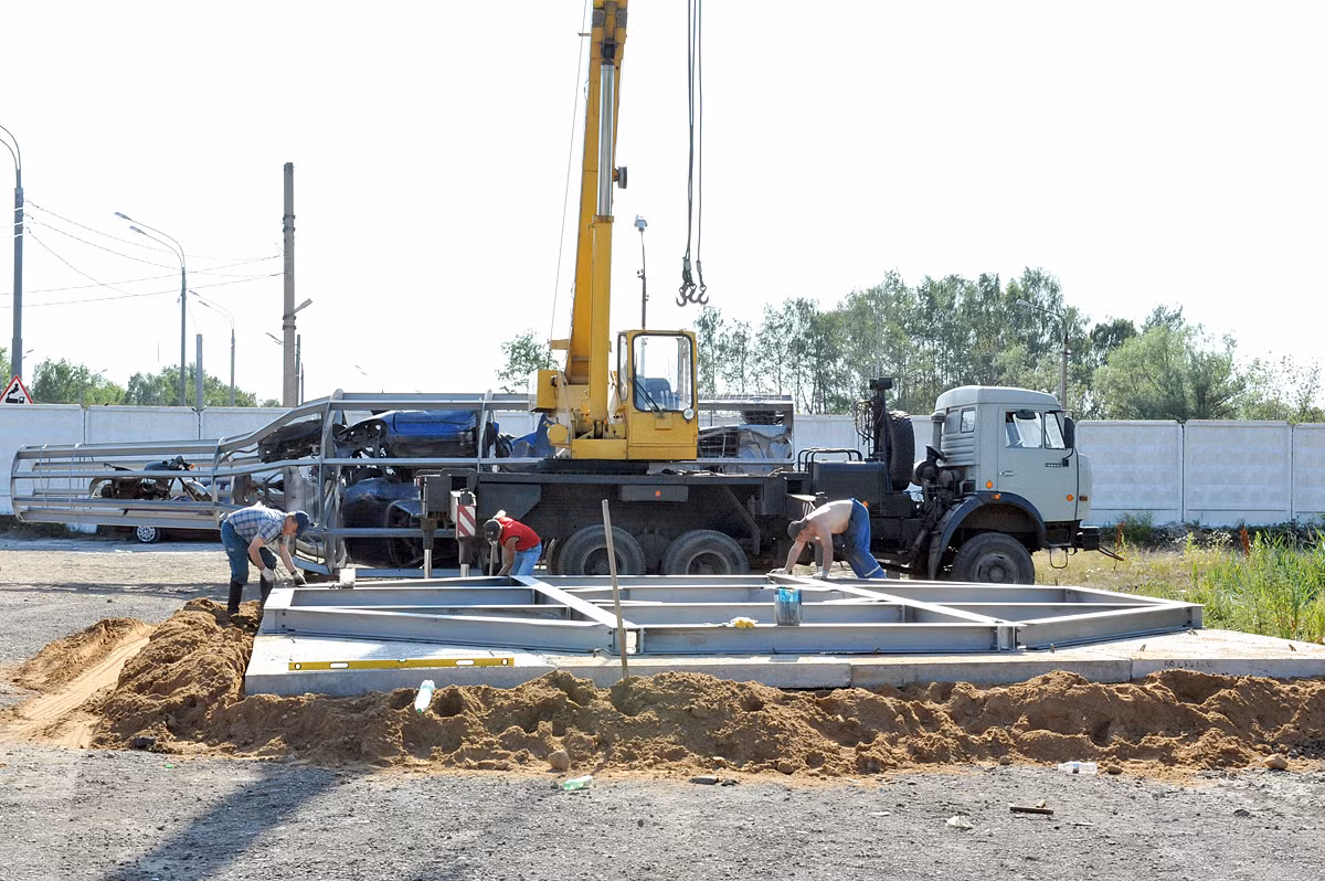 Móng chai rượu được làm bằng bê tông chôn sâu dưới đất, đảm bảo cho chai rượu khổng lồ không bị đổ khi có bão to.