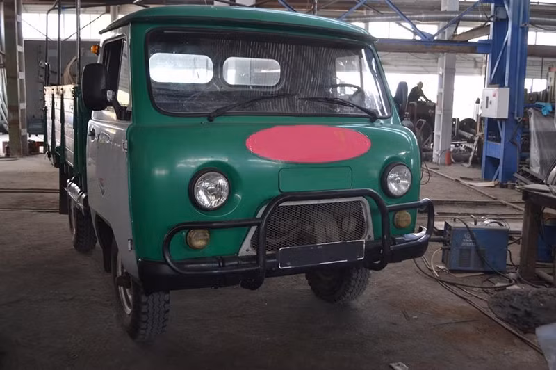 Các kĩ sư lựa chọn những chiếc xe tải còn tốt, công suất cao và bền bỉ với mọi môi trường khí hậu làm nguyên liệu gia công.