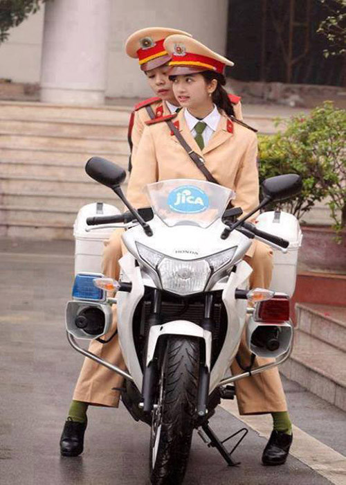 Nữ CSGT xinh xắn bên xe phân khối lớn Honda CBR 250R được đánh giá là: “Một làn gió mới cho ngành giao thông Việt Nam".