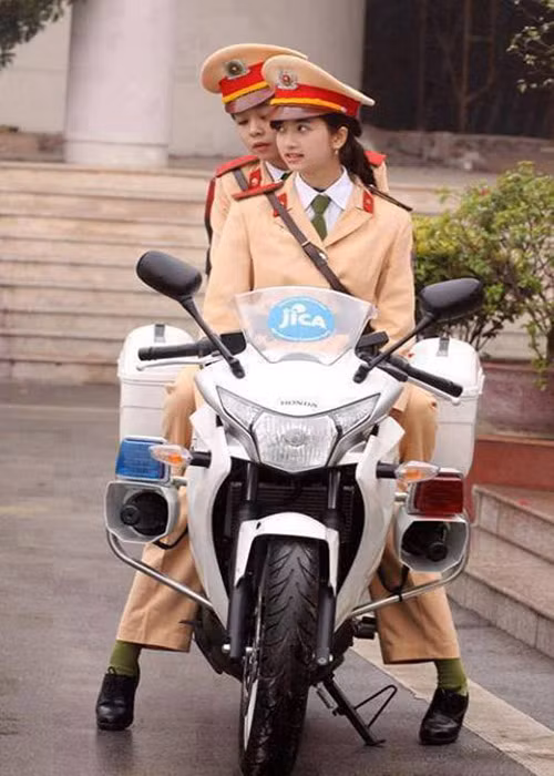 Nữ CSGT xinh xắn bên xe phân khối lớn Honda CBR 250R được đánh giá là: “Một làn gió mới cho ngành giao thông Việt Nam".