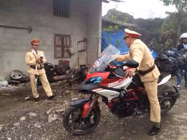 Một chiến sĩ CSGT thích thú bên chiếc Ducati.