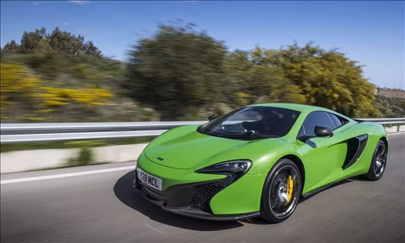 Ferrari California T đánh dấu bước tiến đáng kể trong nỗ lực cải tiến thiết kế xe của Ferrari. Xe có phần mập mạp và đầy đặn hơn nhưng vẫn giữ được những nét thể thao quyến rũ. Xe trang bị động cơ 530 mã lực, có khả năng đạt được tốc độ tối đa 315 km/h. Xe có giá 200.000 USD.