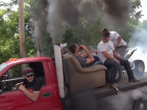 Khói bụi quá nhiều khiến cảnh sát, cứu hỏa lầm tưởng là cháy nhà.