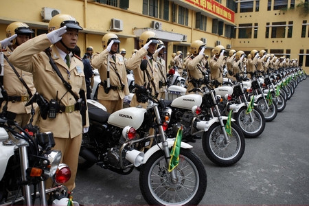 Cảnh tượng trang nghiêm đầy lòng quyết tâm của CSGT bên dàn chiến mã CB223S tại Hà Nội.