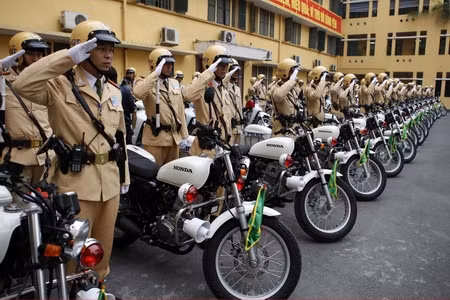 Cảnh tượng trang nghiêm đầy lòng quyết tâm của CSGT bên dàn chiến mã CB223S tại Hà Nội.