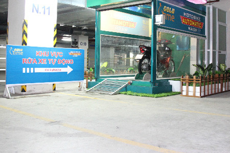 Tại miền Nam, cùng chung ý tưởng với anh Thiện, anh Trần Chính Nghĩa sống tại TP HCM cũng tự mình chế tạo hệ thống rửa xe tự động sau 4 năm nghiên cứu.