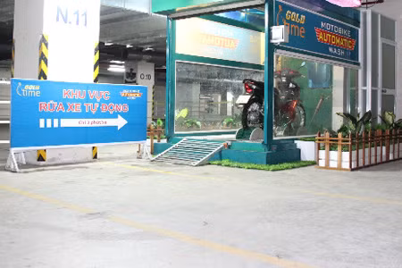 Tại miền Nam, cùng chung ý tưởng với anh Thiện, anh Trần Chính Nghĩa sống tại TP HCM cũng tự mình chế tạo hệ thống rửa xe tự động sau 4 năm nghiên cứu.