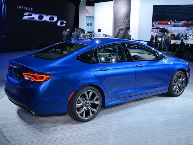 Chrysler 200c 2015 là mẫu sedan cỡ trung bán chạy như tôm tươi trong năm nay. Trong các cuộc khảo sát về các dòng xe được ưa chuộng nhất, dòng xe này được người dân ưu ái và ủng hộ bởi những nét phá cách mới mẻ từ đuôi và đèn hậu, đường cong quyến rũ bên hông ...