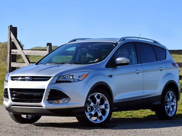 Theo một nghiên cứu của IHS Automotive, người tiêu dùng thế giới đang ưa chuộng các dòng xe SUV và Crossover hơn là các dòng xe sedan cũ. Ford Escape 2014 đang trở thành dòng xe bán chạy nhất trong năm với kiểu dáng mạnh mẽ, đường cong quyến rũ đi kèm với bộ lazang 5 cánh bắt mắt.