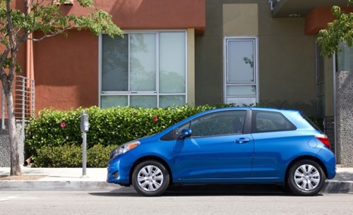 Toyota Yaris L 3 cửa là mẫu xe nhỏ dành cho gia đình. Xe có động cơ 1,5 lít sinh ra công suất 106 mã lực. Giá xe trên thị trường là 15.200 USD.