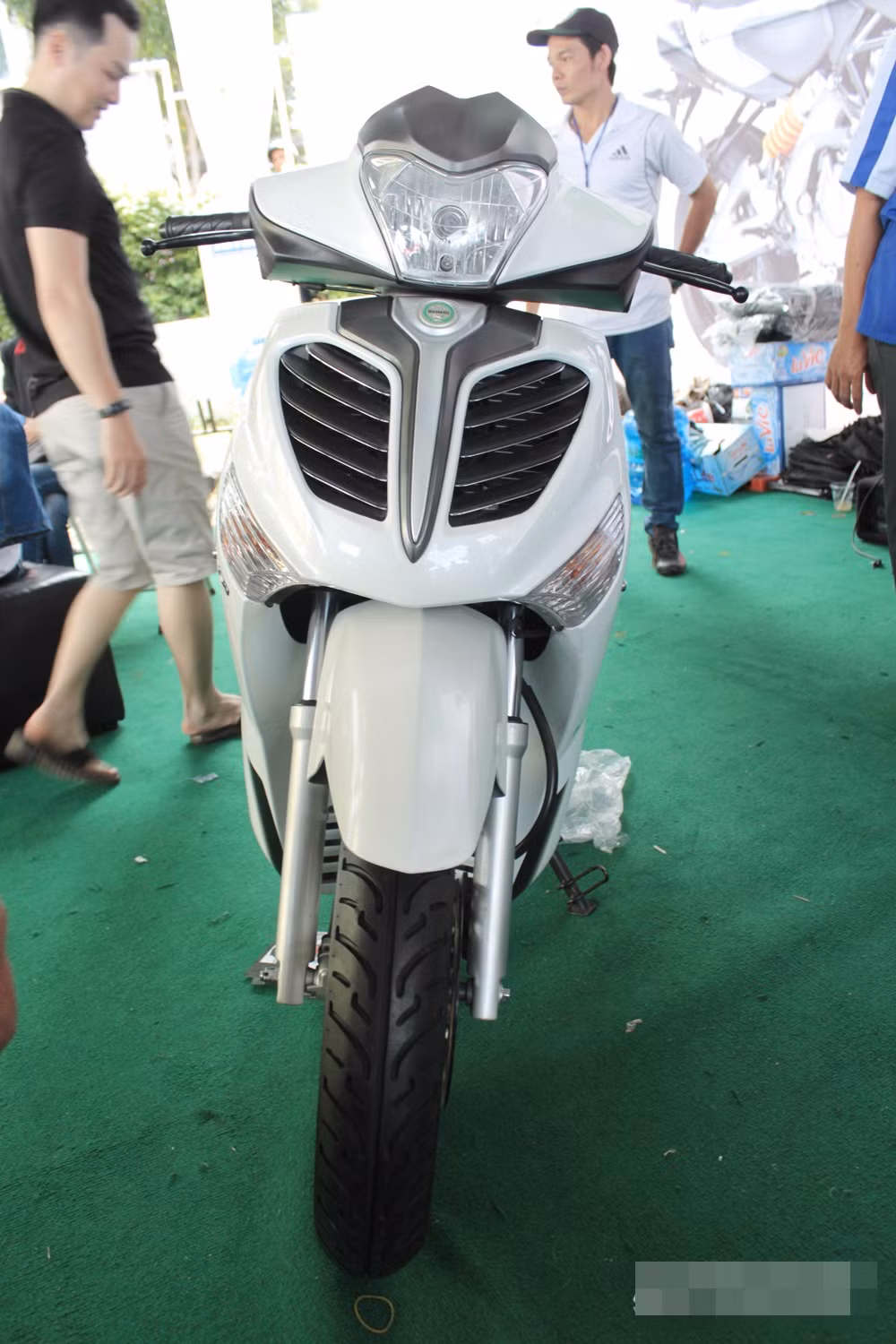 Benelli Caffé Nero là mẫu Scooter khá quen thuộc tại châu Âu nhưng chưa góp mặt nhiều tại Việt Nam. Xe do hãng nổi tiếng Benelli của Ý sản xuất.