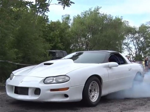 Nhóm thanh niên drift xe đẳng cấp khiến khói bụi bốc nghi ngút.