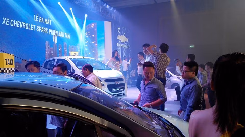 Chevrolet Spark đảm bảo độ an toàn cao với đầy đủ các trang thiết bị hỗ trợ: 4 túi khí, cảm biến lùi, thân xe gia cường, phanh đĩa, hệ thống chống bó cứng phanh ABS và đèn chiếu sáng ban ngày.