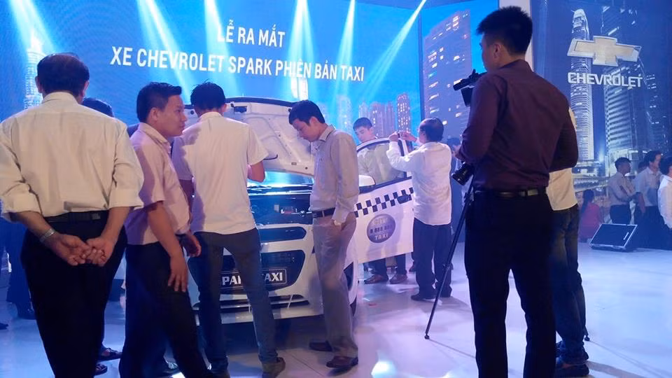 Khách tham quan tại buổi ra mắt kiểm tra và đánh giá chất lượng của xe.