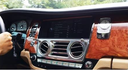 Nội thất ốp gỗ sang trọng bậc nhất thế giới của Rolls-Royce khiến khách hàng không thể phàn nàn.