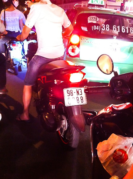 Chiếc Nouvo biển số tứ quý 8 của dân chơi Bắc Giang thu hút sự chú ý của nhiều người đi đường.