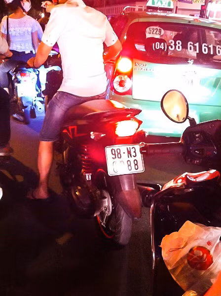 Chiếc Nouvo biển số tứ quý 8 của dân chơi Bắc Giang thu hút sự chú ý của nhiều người đi đường.