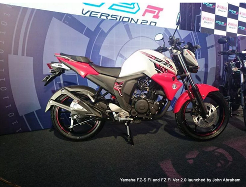 Yamaha FZ và FZ-S thuộc dòng Naked của Yamaha khi mới ra mắt tại thị trường Ấn Độ đã làm dậy sóng trong lòng người hâm mộ Việt. Xe trang bị động cơ dung tích 149 cc sinh ra công suất 13,1 mã lực và mô-men xoắn tối đa đạt 12,8 Nm. Xe này được bán với giá siêu rẻ 27 triệu đồng.