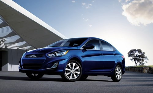 Hyundai Accent GLS là dòng sedan giá rẻ dành cho người có thu nhập trung bình. Xe trang bị động cơ 1,6 lít sinh ra 138 mã lực dẫn động qua hộp số 6 cấp. Xe cam kết hệ thống truyền lực có tuổi thọ lên tới 10 năm. Giá xe được bán ở 15.400 USD.