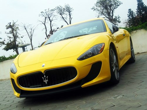 Siêu xe đến từ Ý Maserati MC Stradale khoe tiếng "thét" đặc trưng mê hoặc giới hâm mộ Hà thành. Ảnh: Hải Béo.