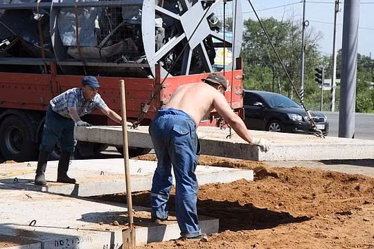 Quá trình đào móng giữ chai rượu cố định.