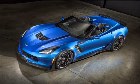 Chevrolet Corvette Z06 là sự pha trộn hoàn hảo giữa hiện đại và cổ điển, mang hơi hướng truyền thống của Mỹ. Xe trang bị động cơ V8 6.2 lít sinh ra 650 mã lực và mô-men xoắn đạt 650 vòng/phút.