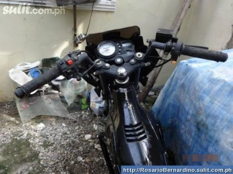 Đầu xe thuôn nhỏ với đồng hồ đo tốc độ đặc trưng của Raider.