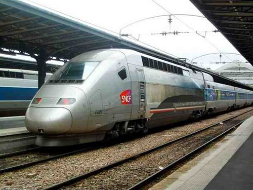 TGV Est V150 là mẫu tàu điện do Đức phát triển với động cơ 25.000 mã lực giúp nó có khả năng kéo các toa khác với vận tốc 574 km/h. Hiện tuyến đường sắt nối giữa Strasbourg và Paris của Pháp đang sử dụng loại tàu siêu tốc này.