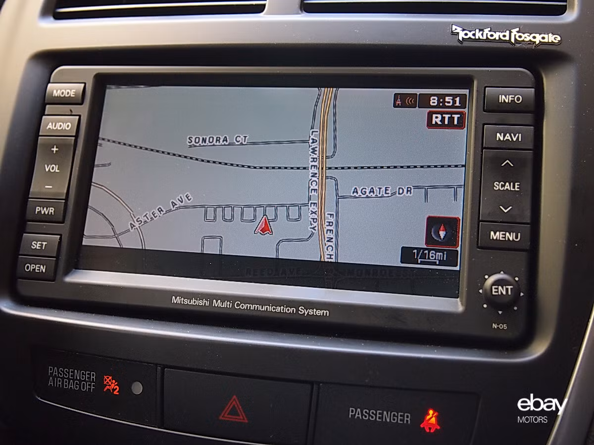 Về các tiện ích đi kèm, xe trang bị màn hình hiển thị 7 inch sắc nét đơn giản với nút bấm khởi động start/stop, hệ thống nút bấm tiện lợi trên vô lăng.​..