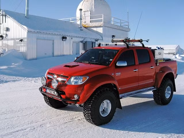 Xe mang dáng vẻ hầm hố và mạnh mẽ, thường được bọc thêm lớp thép bên ngoài chống đạn (dùng cho quân đội).