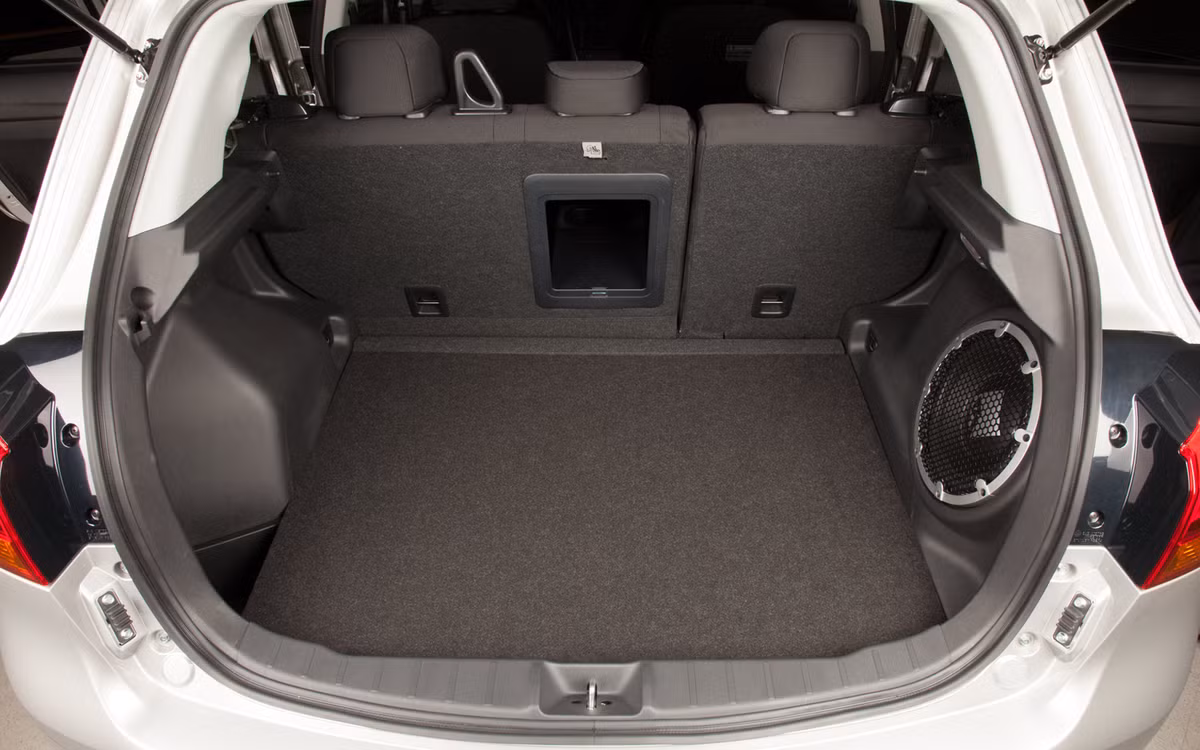 Tuy xe có kích thước nhỏ nhưng chiều dài cơ sở lớn, nâng thể tích chứa đồ cho xe. Gầm xe cao ráo hứa hẹn mang lại cho Outlander Sport khả năng hoạt động linh hoạt dù ở trong phố hay đi dã ngoại ở những nơi địa hình khó.​