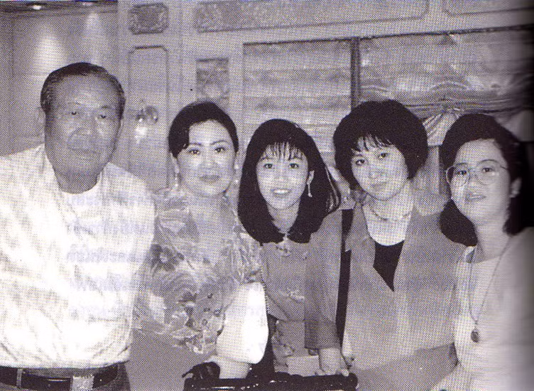 Ba chị em gái chụp ảnh cùng bố mẹ. Bà Yingluck đứng giữa.