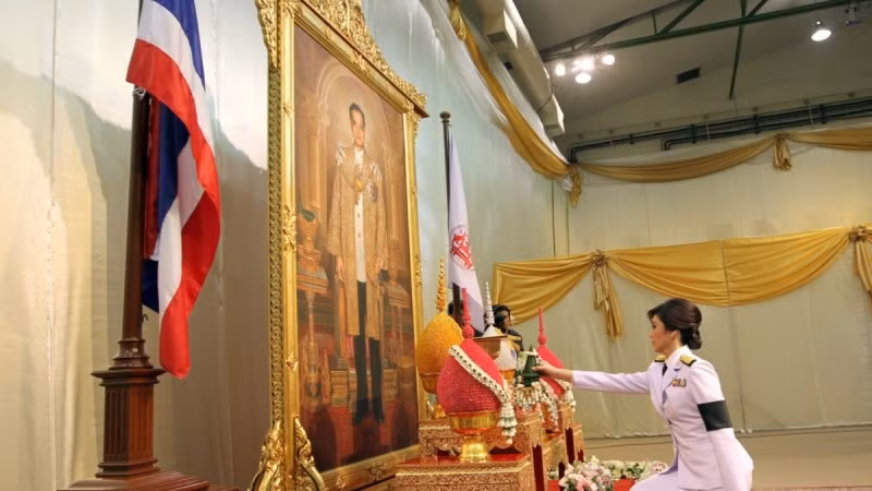 Ngày 8/8/2011, Yingluck được Quốc vương Thái Lan Bhumibol Adulyadej phê chuẩn chính thức là Thủ tướng Thái Lan thứ 28, cũng là nữ thủ tướng đầu tiên trong lịch sử nước này.