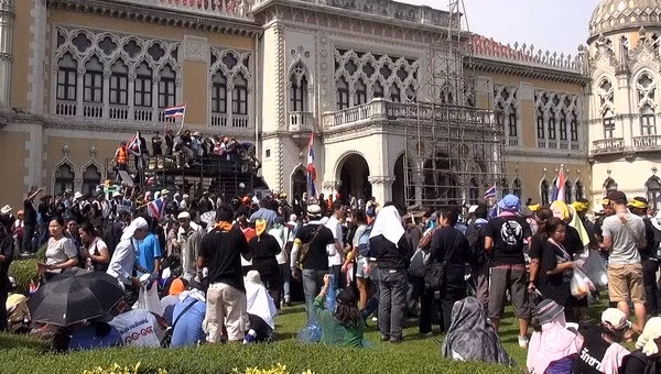 Trong cuộc khủng hoảng chính trị mới đây ở Thái Lan, người biểu tình chống chính phủ đã tuyên bố giành chiến thắng sau khi họ tiến vào được các cơ quan công quyền, kể cả tổng hành dinh của Thủ tướng Yingluck Shinawatra.