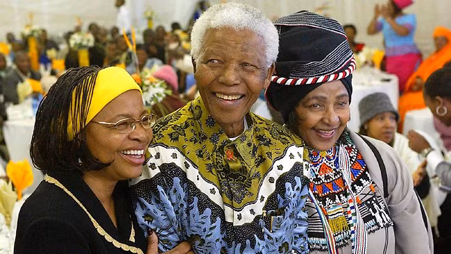 8. Người đàn ông đa tình. Mandela đã kết hôn ba lần, và có 6 con, 20 cháu và số chắt thì ngày càng tăng. Người ta thường bảo anh hùng thì khó qua được ải mỹ nhân và Nelson cũng vậy. Cuốn sách Tuổi trẻ của Mandela được tác giả Daivids Smith chấp bút khắc họa bức chân dung về tuổi trẻ của một chàng thanh niên lôi cuốn, mạnh mẽ, tràn đầy năng lượng đấu tranh cho bình đẳng và có phần nào đó giống với James Dean hay Che Guevara. Cuốn sách sau đó hứng khá nhiều lời rìu búa dư luận nhưng vẫn được sự hỗ trợ của Quỹ Nelson Mandela như chính những gì Nelson mong muốn, công chúng có cái nhìn đúng đắn về những thiếu sót trong con người ông.