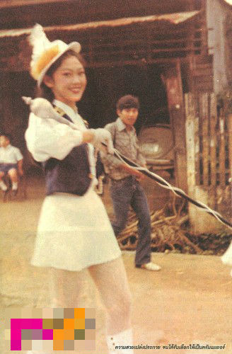 Ngay từ hồi cấp III, bà Yingluck đã nổi tiếng với chiều cao và vẻ ngoài thu hút của mình. Bà thường được chọn là người cầm cờ trong các tiết mục diễu hành của trường.