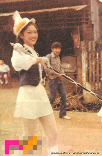 Ngay từ hồi cấp III, bà Yingluck đã nổi tiếng với chiều cao và vẻ ngoài thu hút của mình. Bà thường được chọn là người cầm cờ trong các tiết mục diễu hành của trường.