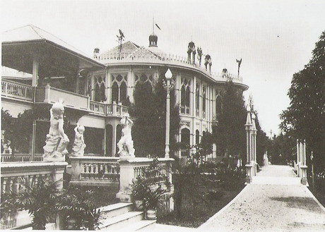 Ngoài nơi làm việc là tòa nhà chính phủ còn có dinh thự chính thức của Thủ tướng Thái Lan có tên là Phitsanulok Mansion nằm ở trung tâm thủ đô Bangkok. Biệt thự này được xây dựng trong suốt thời kỳ cai trị của vua Vijiravudh và trở thành dinh thự chính thức vào năm 1979.