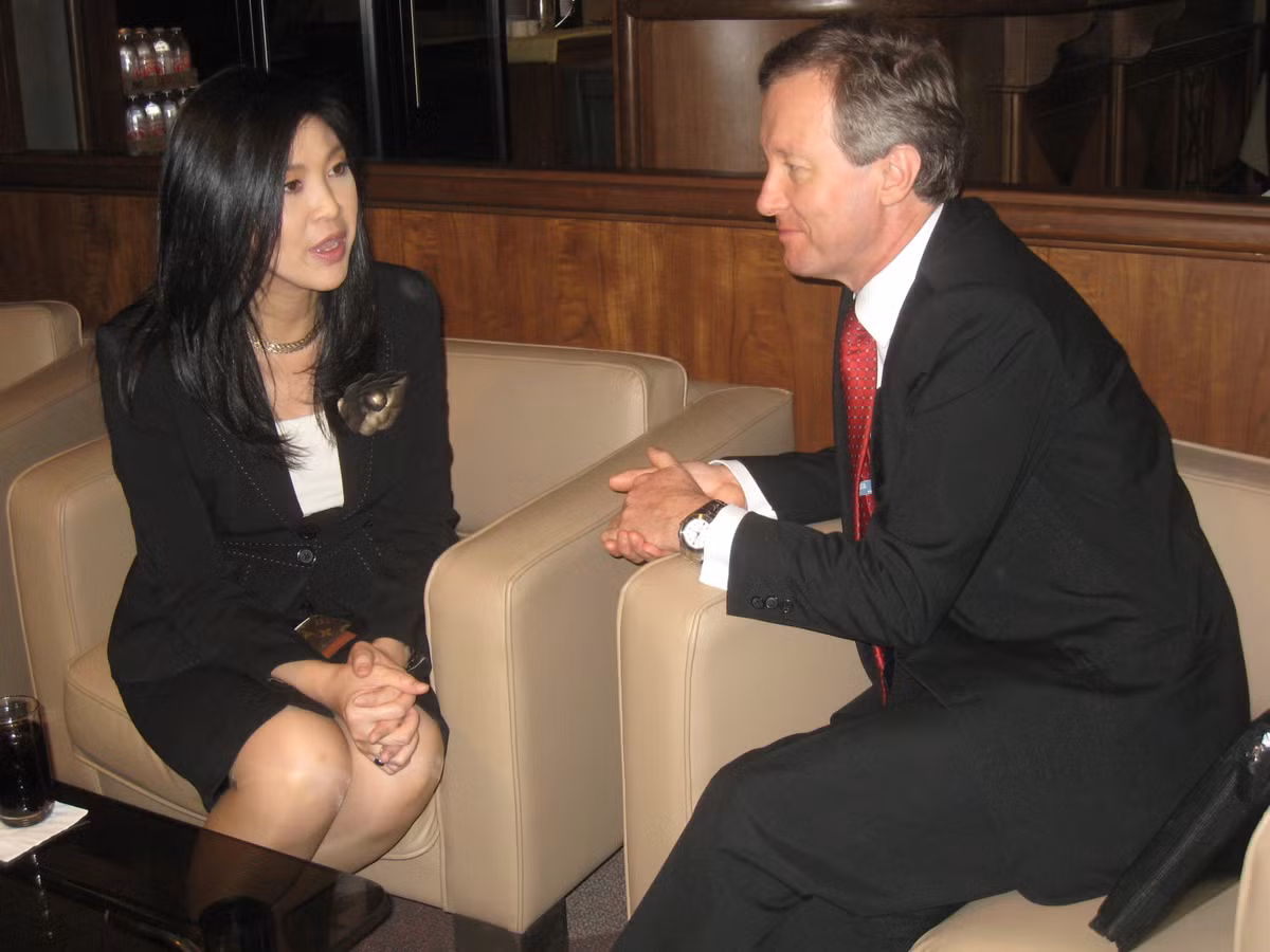 Trước khi đến với chính trường Thái Lan, bà Yingluck là một doanh nhân thành đạt. Bà từng làm việc tại công ty Shinawatra Directories (hãng danh bạ điện thoại), là Chủ tịch công ty AIC (cung cấp dịch vụ di động) đến năm 2006, sau đó chuyển sang điều hành công ty bất động sản SC Asset. Trong ảnh là buổi gặp gỡ giữa bà với Đại sứ Anh tại Thái Quinto Quayle nhân dịp ông tới thăm trụ sở đảng Pheu Thai ngày 14/8/2009. Khi đó, bà Yingluck đang là cố vấn cho đảng Pheu Thai.