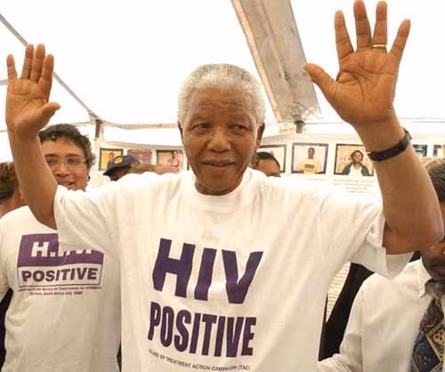 6. Giúp đỡ các bệnh nhân nhiễm AIDS. Một trong số ít những chỉ trích nhằm vào Mandela trong suốt thời kỳ ông làm Tổng thống là những phản ứng chậm chạp của ông về xử lý đại dịch HIV/AIDS ở Nam Phi. Mãi đến khi thôi giữ chức vụ này, ông mới bắt đầu vận động nghiêm túc và tích cực để đẩy lùi nạn dịch này. Ông đã có bài phát biểu bế mạc Hội nghị về AIDS Quốc tế lần thứ XIII năm 2000, tại Durban, Nam Phi.
