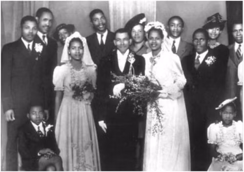 4. Bạo hành vợ? Đây là một trong những góc khuất của cố Tổng thống Nam Phi nhưng lại là sự thật. Khi ông Mandela ly dị người vợ đầu là Evelyn Mase vào cuối thập niên 50, có cáo buộc ông đã hành hung và đe dọa vợ. Mặc dù cuối cùng người vợ đầu của ông đã rút đơn kiện, nhưng vẫn lấy việc này để yêu cầu bồi thường, tuy nhiên không có phiên xét xử nào. Trong ảnh là đám cưới của Walter và Albertina Sisulu hồi 1944, khi đó Nelson Mandela (góc trái) và Evelyn Mase (kế bên) là phù rể và phù dâu.