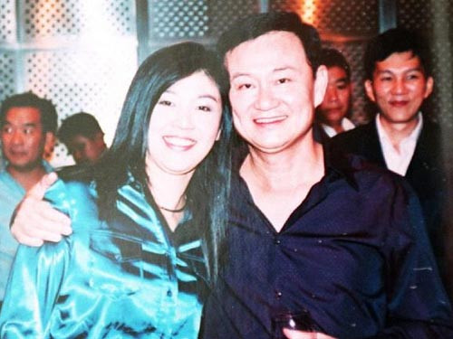 Trong khi đó, ông Thaksin, cựu Thủ tướng của Thái Lan, hiện nay đang sống lưu vọng được cho là có mối quan hệ mật thiết với đảng Pheu Thai. Trong ảnh là hai anh em nhà Shinawatra khi còn trẻ.