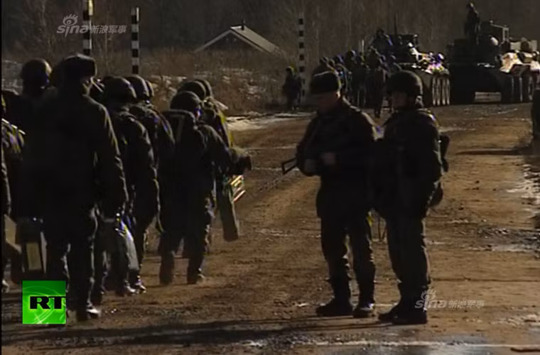 Cuộc tập trận lần này có 150.000 quân, 90 máy bay cánh bằng, 120 trực thăng, 80 tàu chiến và 880 xe cơ giới của quân khu miền Tây và miền Trung Nga tham gia.