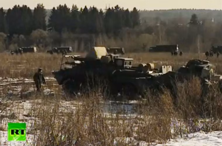 Theo bộ trưởng quốc phòng Nga, Nga điều 150.000 quân thuộc hải lục không quân Nga bao gồm lực lượng lính dù Nga, lực lượng vận tải Không quân Nga vào tình trạng sẵn sàng chiến đấu cao. Trong ảnh là lực lượng xe thiết giáp của quân đội Nga tại khu vực tập kết chuẩn bị tập trận.