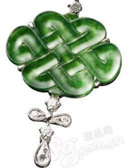 Về phương diện bài trí, dây kết cát tường màu đỏ biểu tượng cho hôn nhân và tình yêu vĩnh cửu, thích hợp treo ở góc Tây Nam nhằm thúc đẩy sự phát triển của mối quan hệ vợ chồng.