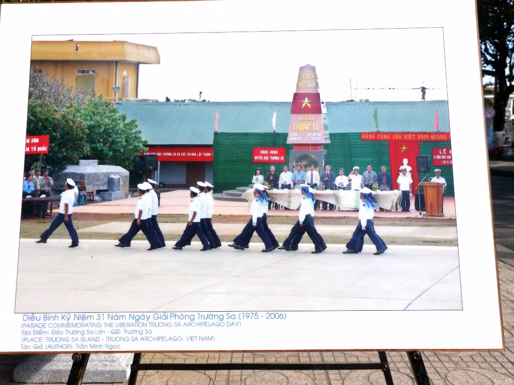 Đây là 70 tấm ảnh do nghệ sĩ nhiếp ảnh Trần Minh Ngọc, phóng viên Thông tấn Báo ảnh Việt Nam tại Khánh Hòa sáng tác sau 2 lần ra Trường Sa. Các tác phẩm trưng bày có kích cỡ 50 x 70cm, được in, ép trên gỗ đổ keo sơn mài truyền thống, nhưng vẫn giữ độ nét cao. Ảnh: Diễu binh kỷ niệm 31 năm ngày Giải phóng Trường Sa (1975 - 2006).