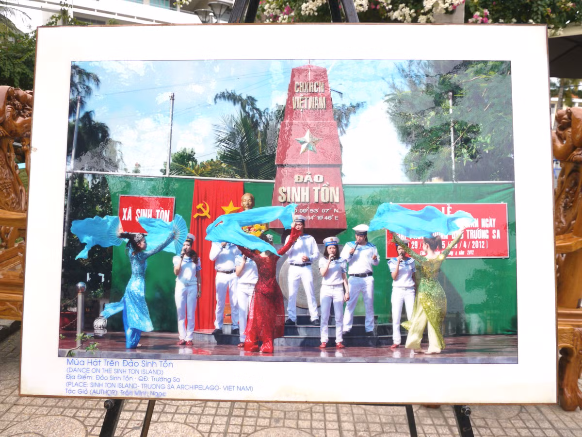 Múa hát trên đảo Sinh Tồn.