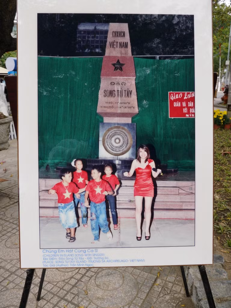 Chúng em hát cùng ca sĩ.