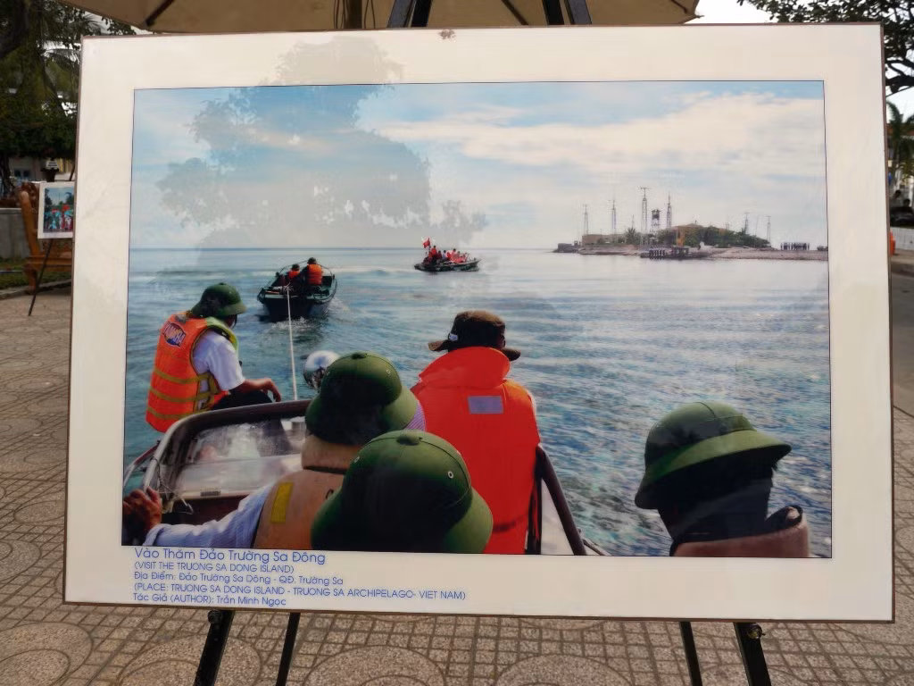 Vào thăm đảo Trường Sa Đông.