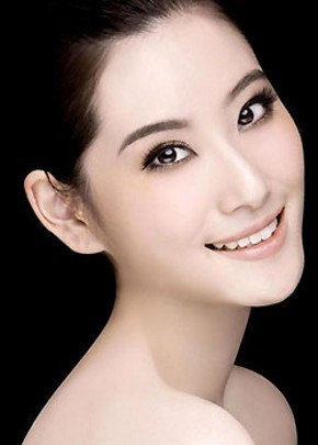 1. Trán cao và rộng: Người nữ có trán cao rộng thường mang hoài bão đi xa, có xu hướng hoạt động nhiều ở xã hội hơn là quan tâm đến gia đình, trán quá cao, mắt cũng cao trên đỉnh tai, lương duyên phải hai ba lần mới có. Nếu sớm hôn nhân, tất dễ chia li. Tuy nhiên tướng này lại thường là nữ có sự thành công về sự nghiệp và tiền bạc. Nên lựa chọn các ngành nghề giao tiếp xã hội nhiều.